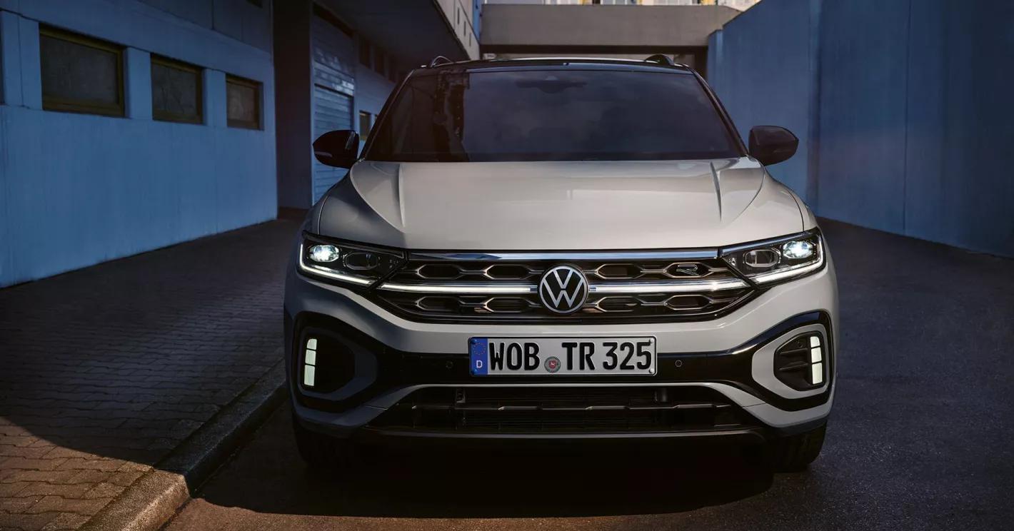 Grijze volkswagen T-Roc vooraanzicht